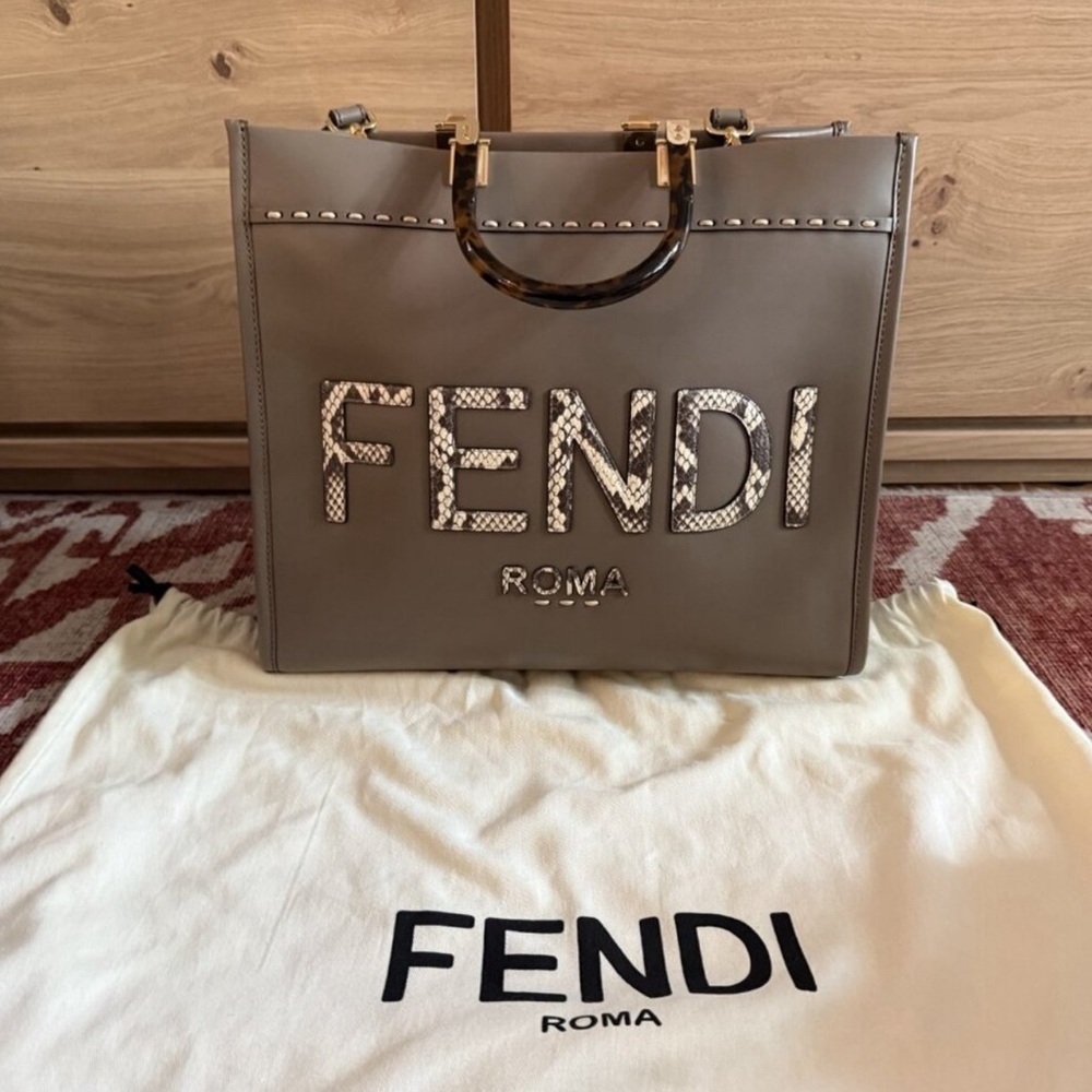 A 269 - 💯% authentic Fendi Sunshine medium shopper bag